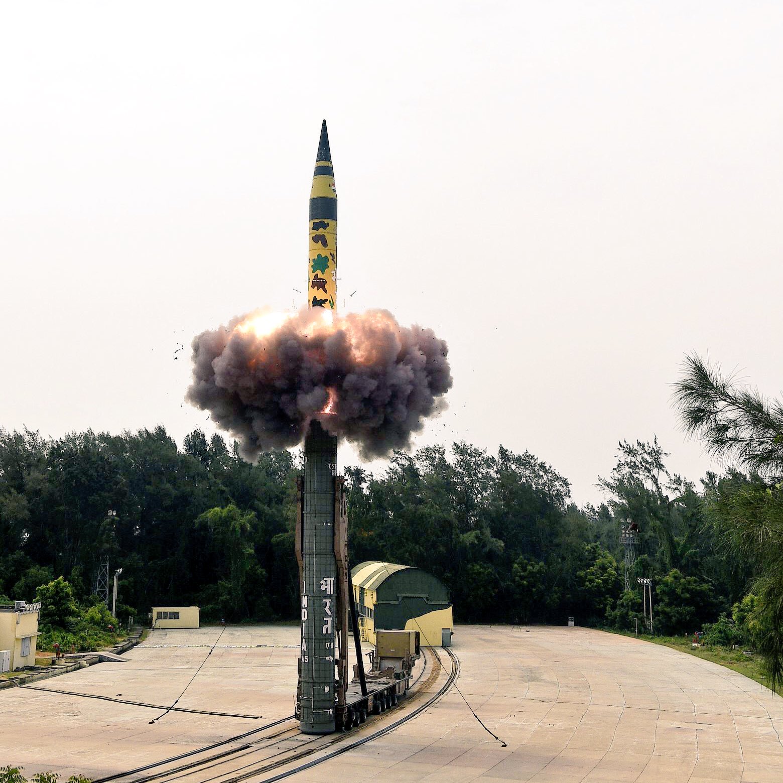 Баллистическая ракета тема. Агни 5 ракета. Индия межконтинентальная баллистическая ракета. Агни-v баллистическая ракета. Старт баллистической ракеты из Шахты.